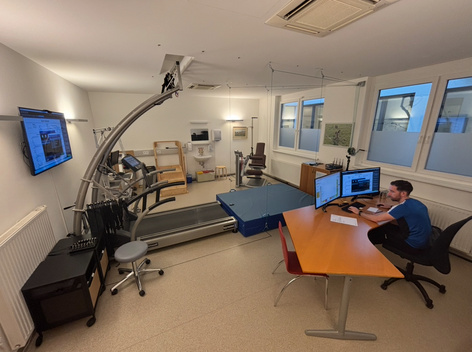 Moderner Trainings- und Messbereich in der Physiotherapie