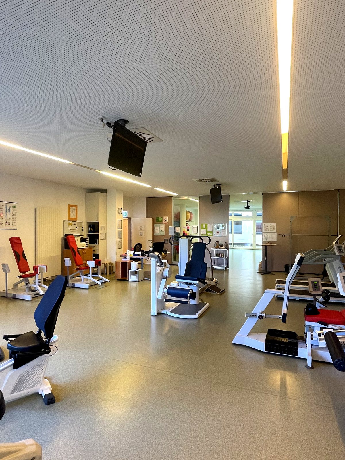Trainingsbereich mit modernen Geräten der medizinischen Trainingstherapie