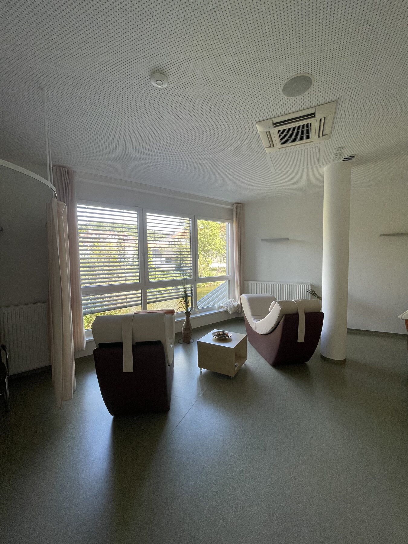 Lounge mit Sesseln im Eingangsbereich