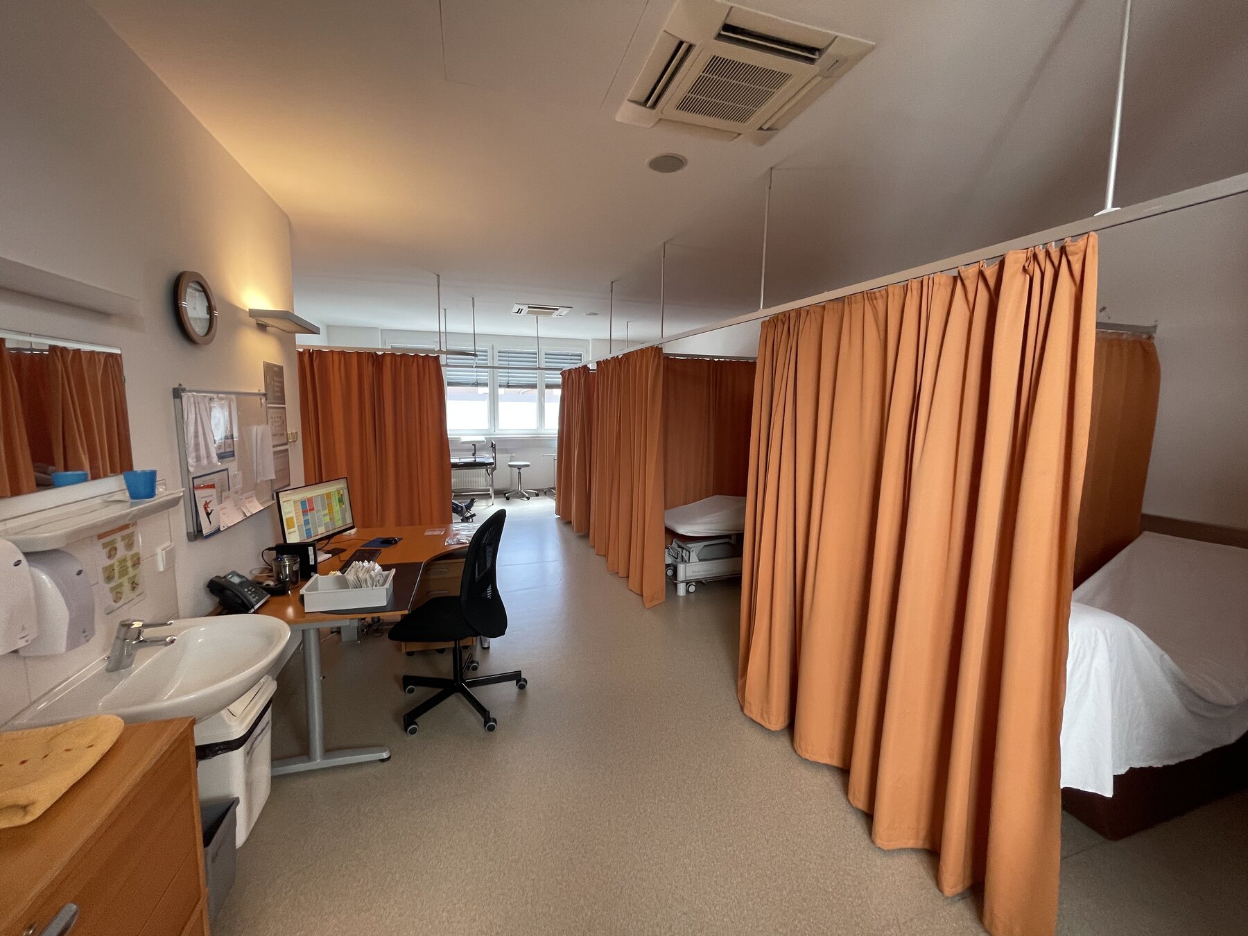 Therapiebereich mit Behandlungsplätzen und Arbeitsplatz