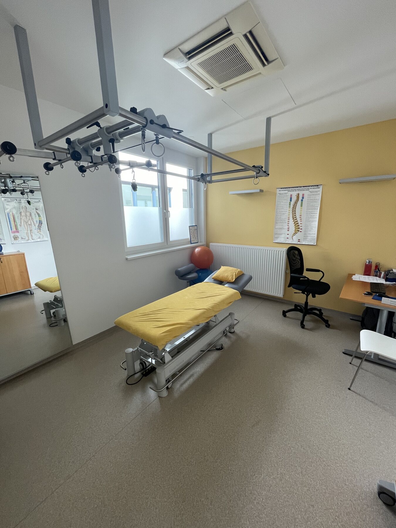 Therapieraum mit Schlingentrainer und Trainingsbank