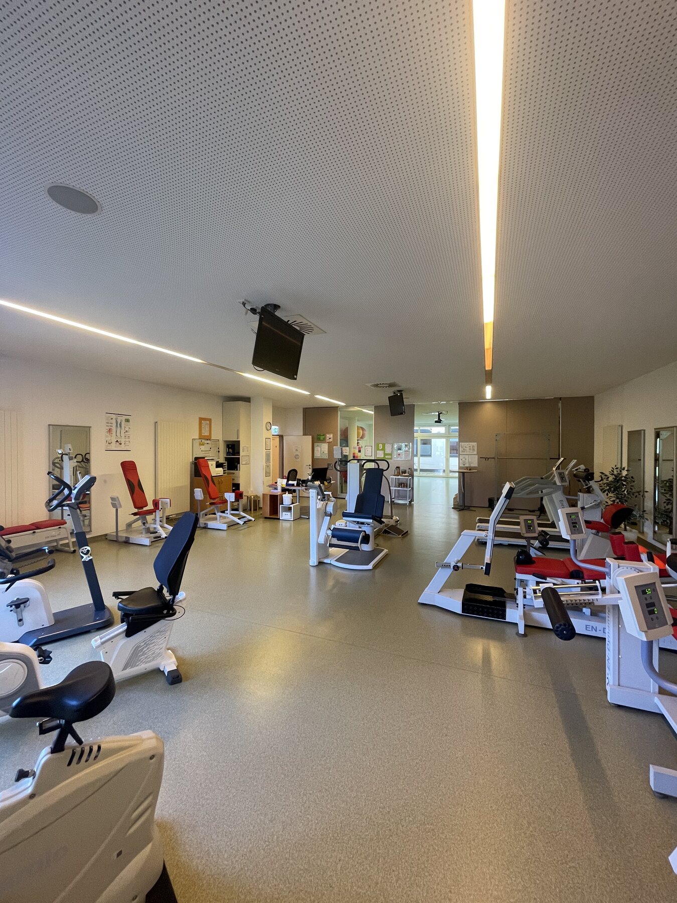 Trainingsraum mit Geräten der medizinischen Trainingstherapie